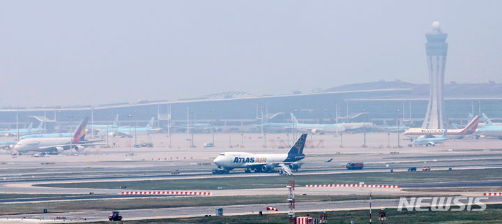 [인천공항=뉴시스] 김선웅 기자 = 11일 오전 인천국제공항 1활주로에서 미국 아틀라스항공 5Y8692편 화물기가 착륙 중 타이어가 파손돼 멈춰서있다. 이 여파로 인천공항 1활주로 운항이 중단됐으며 타이어 교체 작업 및 항공등화 등 일부 파손된 활주로 복구 작업이 진행되고 있다. 인천공항공사는 두 개의 활주로가 정상 운행중이어서 다른 항공기들의 지연 운항은 없는 것으로 파악된다고 밝혔다. 2024.06.11. mangusta@newsis.com