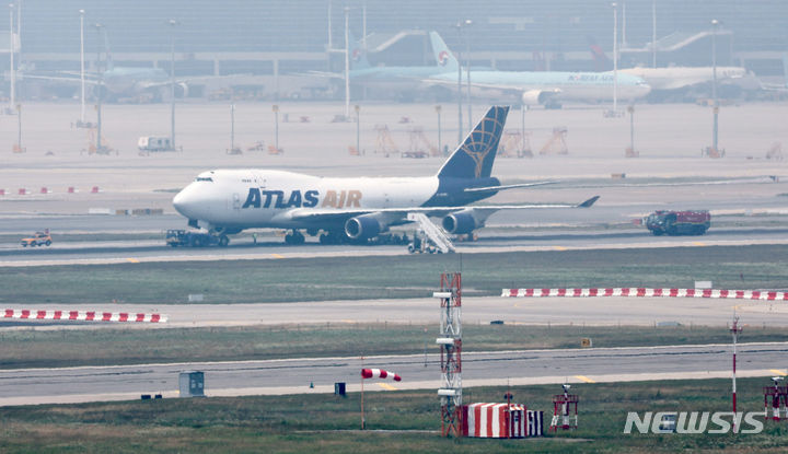 [인천공항=뉴시스] 김선웅 기자 = 11일 오전 인천국제공항 1활주로에서 미국 아틀라스항공 5Y8692편 화물기가 착륙 중 타이어가 파손돼 멈춰서있다. 이 여파로 인천공항 1활주로 운항이 중단됐으며 타이어 교체 작업 및 항공등화 등 일부 파손된 활주로 복구 작업이 진행되고 있다. 인천공항공사는 두 개의 활주로가 정상 운행중이어서 다른 항공기들의 지연 운항은 없는 것으로 파악된다고 밝혔다. 2024.06.11. mangusta@newsis.com