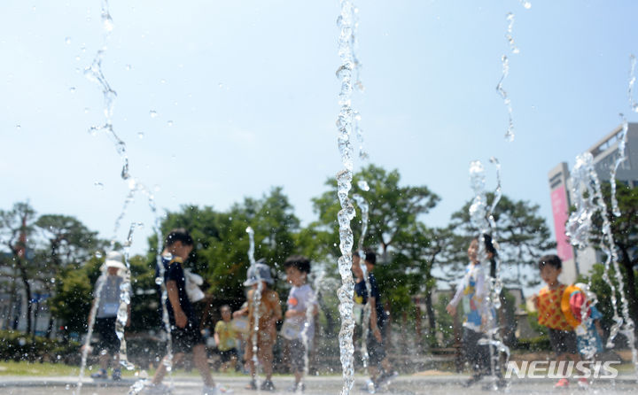 [전주=뉴시스] 김얼 기자 = 전북 전주시청 노송광장 분수대를 찾은 어린이들이 물놀이를 하며 더위를 식히고 있다. 2024.06.11. pmkeul@newsis.com