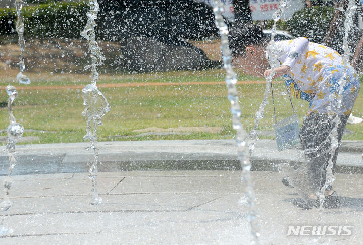 [전주=뉴시스] 김얼 기자 = 전북 전주시 전주시청 노송광장 분수대를 찾은 어린이들이 물놀이를 하며 더위를 식히고 있다. 2024.06.11. pmkeul@newsis.com