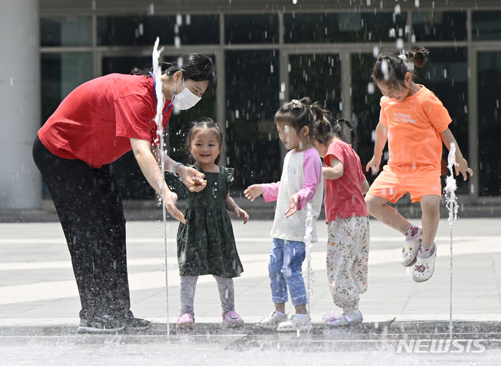 [광주=뉴시스] 박기웅 기자 = 한낮 기온이 30도를 뛰어넘는 무더운 날씨를 보인 11일 광주 북구 광주비엔날레 광장 바닥분수에서 아이들이 물놀이를 하며 더위를 식히고 있다. 2024.06.11. pboxer@newsis.com