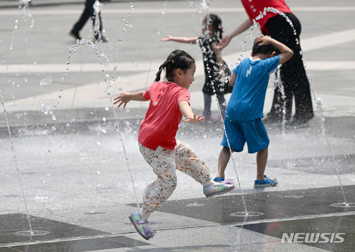[광주=뉴시스] 박기웅 기자 = 한낮 기온이 30도를 뛰어넘는 무더운 날씨를 보인 11일 광주 북구 광주비엔날레 광장 바닥분수에서 아이들이 물놀이를 하며 더위를 식히고 있다. 2024.06.11. pboxer@newsis.com
