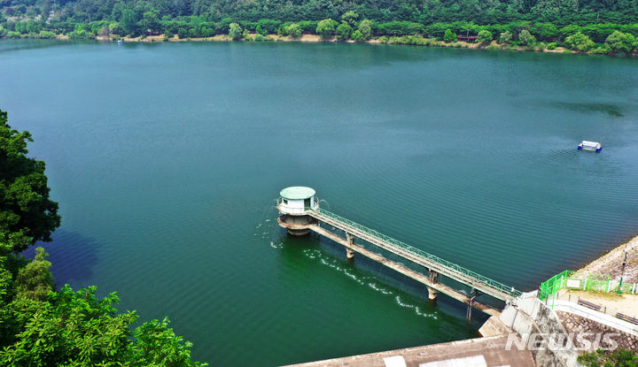 [수원=뉴시스] 김종택 기자 = 수도권 지역을 비롯한 전국 곳곳에 폭염주의보가 발효된 11일 경기도 수원시 장안구 광교저수지에 녹조가 발생해 수질정화장치가 가동되고 있다. 2024.06.11. jtk@newsis.com