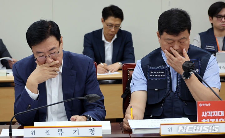 [세종=뉴시스] 강종민 기자 = 지난 11일 세종시 정부세종청사에서 열린 최저임금위원회 제3차 전원회의에서 류기정 사용자 위원과 류기섭 근로자 위원이 나란히 앉아 얼굴을 만지고 있다. 2024.06.11. ppkjm@newsis.com