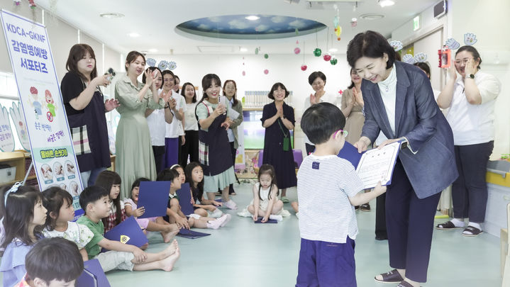 [서울=뉴시스] 지난해 6월 11일 지영미 질병관리청장이 충북 오송보건의료행정타운 청사어린이집에서 올바른 손씻기한 어린이에게 표창장을 전달하는 모습 (사진=뉴시스 DB) 2024.06.11. photo@newsis.com *재판매 및 DB 금지