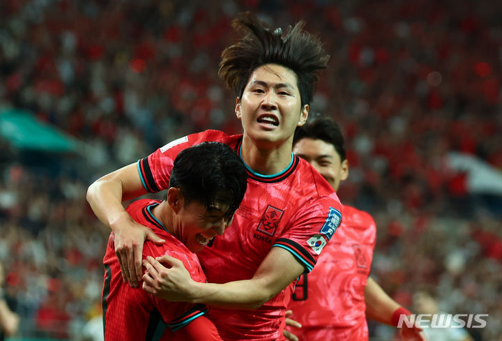 [서울=뉴시스] 황준선 기자 = 대한민국 축구대표팀 이강인이 지난 6월11일 오후 서울 마포구 서울월드컵경기장에서 열린 2026 국제축구연맹(FIFA) 북중미 월드컵 아시아 지역 2차 예선 조별리그 C조 6차전 한국과 중국의 경기에서 후반전 선취골을 넣고 주장 손흥민과 기뻐하고 있다. 2024.06.11. hwang@newsis.com