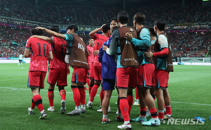[서울=뉴시스] 황준선 기자 = 11일 오후 서울 마포구 서울월드컵경기장에서 열린 2026 국제축구연맹(FIFA) 북중미 월드컵 아시아 지역 2차 예선 조별리그 C조 6차전 한국과 중국의 경기, 후반 팀의 첫 골을 넣은 한국 이강인과 선수들이 기쁨을 나누고 있다. 2024.06.11. hwang@newsis.com