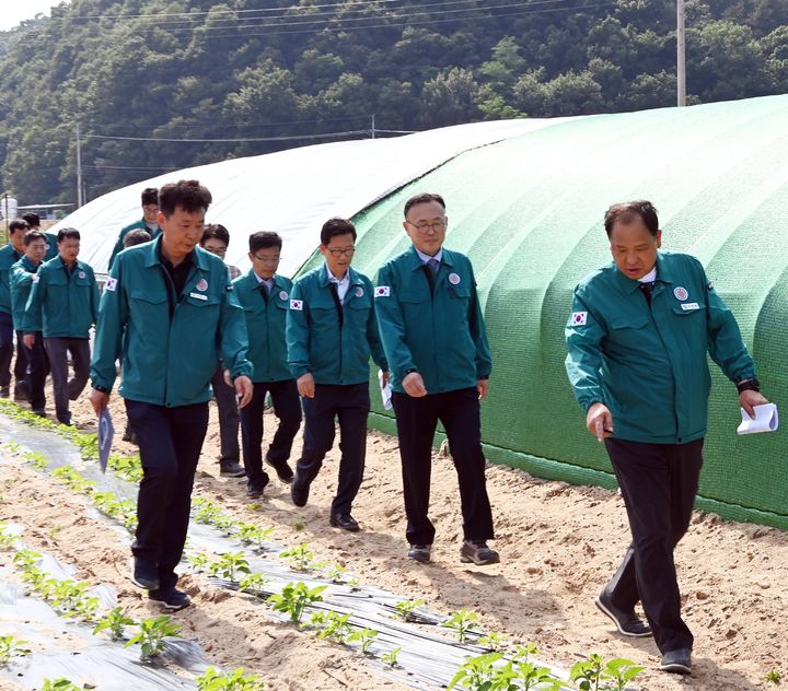 [서울=뉴시스] 김근수 기자 = 이한경 행정안전부 재난안전관리본부장은 지난 11일 호우 대비 대구 군위군 소재 남천제방 시설을 방문해 피해복구시설을 점검하고 있다. (사진= 행정안전부 제공) 2024.06.11. photo@newsis.com *재판매 및 DB 금지