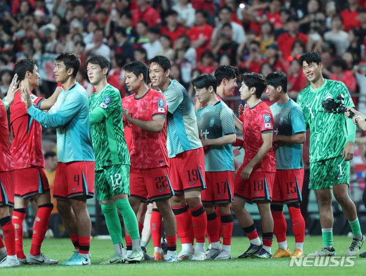 [서울=뉴시스] 김명년 기자 = 11일 오후 서울 마포구 서울월드컵경기장에서 열린 2026 국제축구연맹(FIFA) 북중미 월드컵 아시아 지역 2차 예선 조별리그 C조 6차전 한국과 중국의 경기, 1-0으로 승리한 한국 선수들이 인사를 나누고 있다. 2024.06.11. kmn@newsis.com