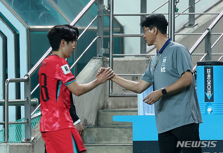 [서울=뉴시스] 김명년 기자 = 지난 11일 오후 서울 마포구 서울월드컵경기장에서 열린 2026 국제축구연맹(FIFA) 북중미 월드컵 아시아 지역 2차 예선 조별리그 C조 6차전 한국과 중국의 경기, 김도훈 감독이 교체된 이강인과 악수를 하고 있다. 2024.06.11. kmn@newsis.com
