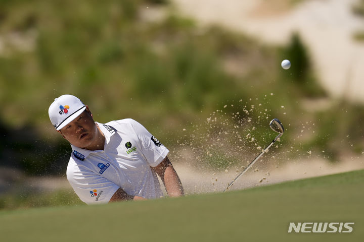 [파인허스트=AP/뉴시스] 임성재가 지난 11일(현지시각) 미 노스캐롤라이나주 파인허스트 리조트 & CC에서 열리는 US오픈 골프대회를 앞두고 연습라운드 9번 홀 벙커에서 샷하고 있다. 13일 개막하는 US오픈에 강성훈, 김성현, 김시우, 김주형, 안병훈, 임성재 등이 출전한다. 2024.06.12.