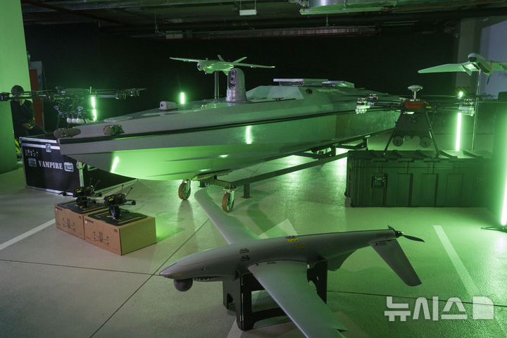 [키이우=AP/뉴시스] 지난해 6월 자료 사진으로, 우크라이나 수도 키이우에 우크라이나군의 해상 드론과 마구라 V5, 기타 유형의 드론들이 전시돼 있다. 2025.05.04.
