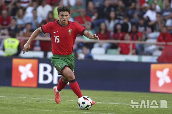 [아베이루=AP/뉴시스] 포르투갈 신성 주앙 네베스가 포르투갈 프로축구 프리메이라리가 벤피카를 떠나 프랑스 프로축구 리그앙 파리 생제르맹(PSG)에 입단했다. 2024. 6. 11.