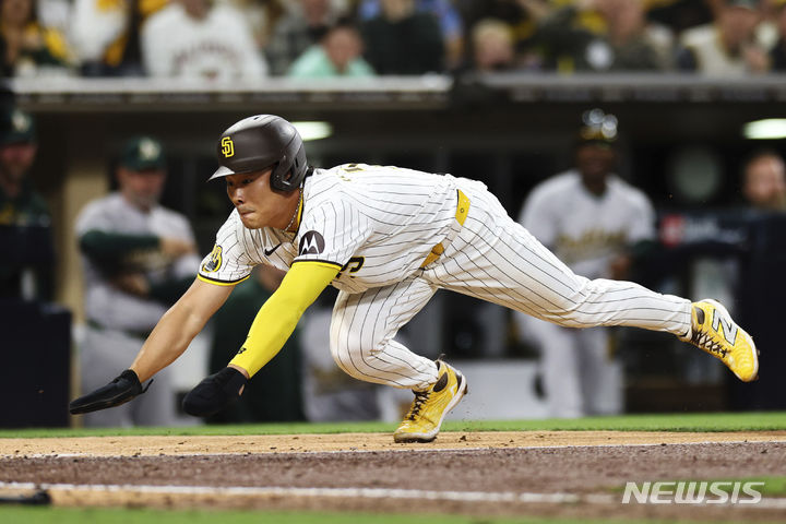 [샌디에이고=AP/뉴시스] 유격수 영입을 원하는 미국 메이저리그(MLB) 클리블랜드 가디언스가 눈독을 들일만한 자원으로 김하성의 이름이 거론됐다. 사진은 지난 11일(현지시각) 미 캘리포니아주 샌디에이고의 펫코 파크에서 열린 2024 MLB 오클랜드 애슬레틱스와의 경기 5회 말 우전 안타 진루 후 루이스 아라에즈의 내야 안타 때 홈으로 파고들고 있는 김하성. 2024.06.12. 