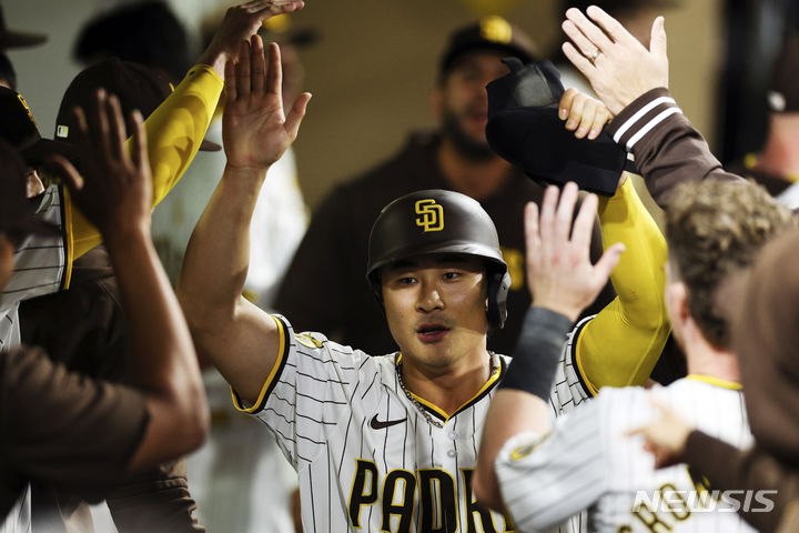 [샌디에이고=AP/뉴시스] 샌디에이고 파드리스의 김하성이 11일(현지시각) 미 캘리포니아주 샌디에이고의 펫코 파크에서 열린 2024 메이저리그(MLB) 오클랜드 애슬레틱스와의 경기 5회 말 재치있는 주루 플레이로 득점한&nbsp; 후 더그아웃에서 환영 받고 있다. 김하성은 2타수 1안타 2볼넷 1득점을 기록했고 샌디에이고는 9회 말 카일 히가시오코의 끝내기 홈런으로 4-3으로 승리했다. 2024.06.12.
