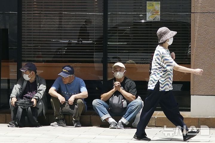 [도쿄=AP/뉴시스]지난해 6월12일 일본 도쿄에서 더운 햇살 아래 그늘에서 노인들이 쉬고 있다. 2025.01.02. 