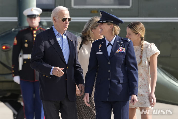 [ AP/뉴시스] 이탈리아 G7 정상회의 위해 출국하는 조 바이든 미국대통령이 12일 메릴랜드주 앤드류스 공군기지에 도착해 대통령 전용기의 호위를 맡은 앤젤라 오초아 공군89부대 사령관의 영접을 받고 있다.&nbsp; 2024. 06. 14.&nbsp; 