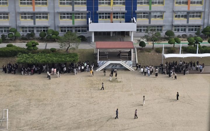 [부안=뉴시스] 강경호 기자 = 전북 부안의 한 학교 학생들이 운동장으로 대피하고 있다.(독자제공)2024.06.12. *재판매 및 DB 금지