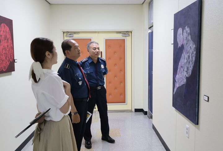 [양산=뉴시스] 양산경찰서 본관 1, 2층에서 백혜림 한국화 작가의 미술작품 전시회가 열리고 있다. (사진=양산경찰서 제공) 2024.06.12. photo@newsis.com *재판매 및 DB 금지