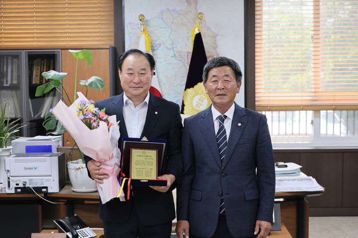 [창녕=뉴시스] 하종혜(사진 왼쪽) 창녕군의원이 경남의정봉사상을 수상하고 김재한 의장과 기념촬영을 하고 있다. (사진=창녕군의회 제공) 2024.06.12. photo@newsis.com *재판매 및 DB 금지