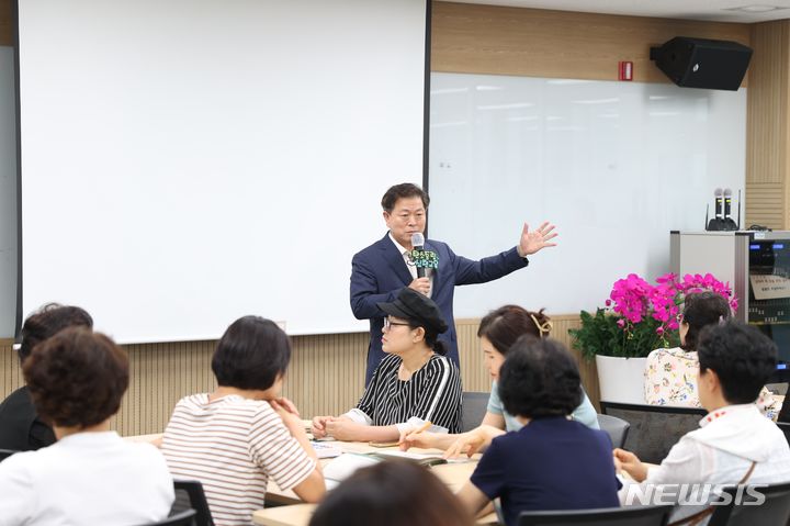 [광명=뉴시스] 박승원 광명시장이 11일 광명시 마을리더 탄소중립 실천교육 개강식에 참석해 인사말을 하고 있다.(사진=광명시 제공) 2024.06.12.photo@newsis.com