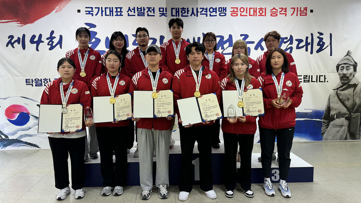 [서산=뉴시스] 지난 11일 서산시청 사격팀이 전라남도국제사격장에서 열린 제4회 홍범도장군배 전국사격대회에서 8개의 메달을 따낸 후 기념 촬영을 하고 있다. (사진=서산시 제공) 2024.06.12. photo@newsis.com *재판매 및 DB 금지