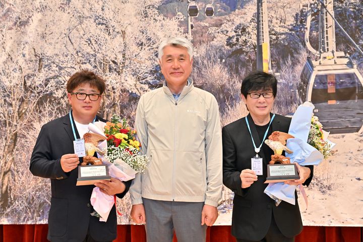 정선군민의 날 명예군민에 위촉된 인기 가수 전영록씨와 티롤빌리지 실장 정연훈씨. *재판매 및 DB 금지