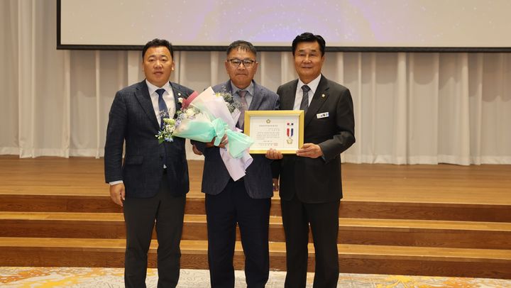 [보성=뉴시스] 지방의정봉사상 수상한 보성군의회 한기섭(사진 가운데) 의원. (사진 = 보성군의회 제공). 2024.06.12. photo@newsis.com *재판매 및 DB 금지