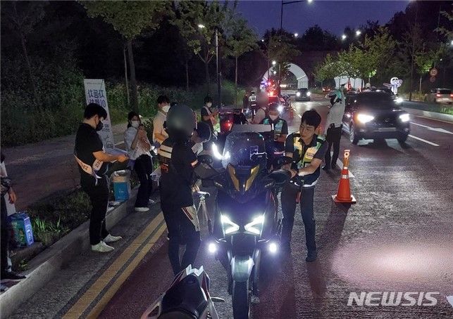 [의정부=뉴시스] 이륜차 단속 현장. (사진=의정부경찰서 제공) 2024.06.12 photo@newsis.com