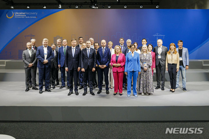 [서울=뉴시스] 강인선 외교부 2차관이 11일(현지시각) 독일 베를린에서 '제3차 우크라이나 복구회의' 계기로 열린 우크라이나 공여자 공조 플랫폼(MDCP)의 첫 장관급 회의에 참석한 주요 공여국 대표들과 기념사진을 촬영하고 있다. (사진= MDCP 제공) 