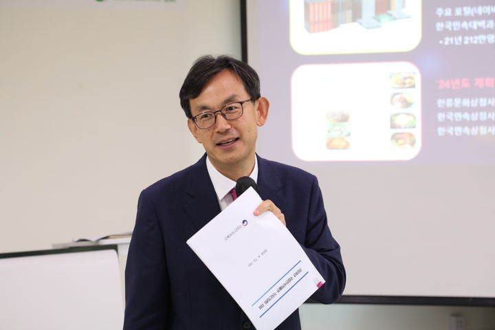 [서울=뉴시스] 장상훈 신임 국립민속박물관장이 12일 서울 국립민속박물관에서 열린 신임 관장 취임 기자간담회에서 향후 박물관 운영 계획을 발표하고 있다. (사진=국립민속박물관 제공) 2024.06.12. photo@newsis.com *재판매 및 DB 금지