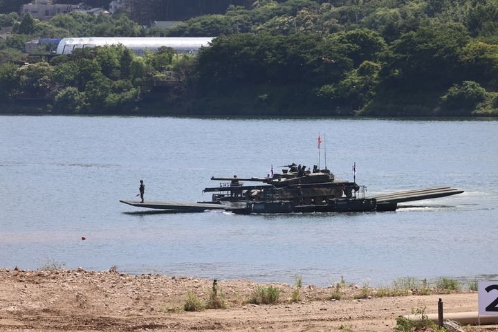 [서울=뉴시스]한국형 자주도하장비 KM3 '수룡' 2대가 뗏목 형태로 장비를 운송하는 '문교' 방식으로 전차 도하시연을 선보이고 있다. (사진=한화에어로스페이스) 2024.06.12 photo@newsis.com *재판매 및 DB 금지