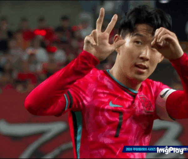 [서울=뉴시스] 한국 축구 국가대표팀 손흥민(토트넘)이 2026 FIFA 북중미월드컵 아시아 2차 예선 중국과의 경기 도중 중국 팬들을 향해 손으로 취한 ‘3대0’ 자세가 화제다. (사진= 쿠팡플레이 캡처)