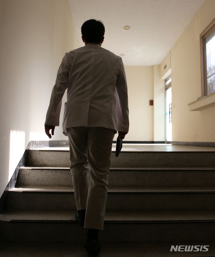 [청주=뉴시스] 서주영 기자 = 12일 충북대 의대에서 열린 의대임시총회에 교수가 참석하고 있다. 2024.06.12. juyeong@newsis.com 