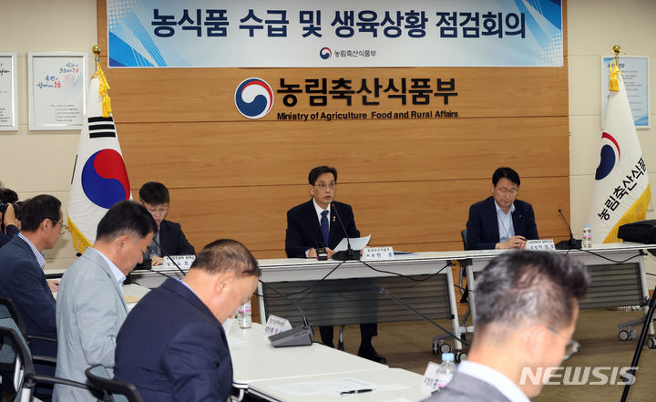 [세종=뉴시스] 강종민 기자 = 한훈 농림축산식품부 차관이 12일 세종시 정부세종청사에서 열린 농식품 수급 및 생육상황 점검회의에서 발언하고 있다. 2024.06.12. ppkjm@newsis.com