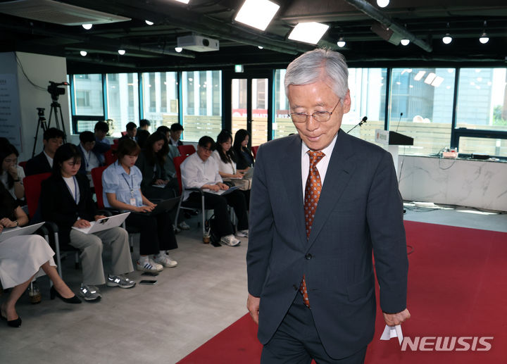 [서울=뉴시스] 고승민 기자 = 여상규 국민의힘 당헌당규개정특별위원장이 12일 서울 여의도 국민의힘 중앙당사에서 당헌당규 개정특위 결정사항을 발표를 마친 뒤 퇴장하고 있다. 2024.06.12. kkssmm99@newsis.com