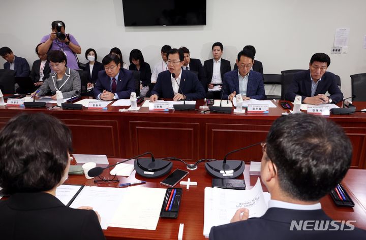 [서울=뉴시스] 조성봉 기자 = 이만희 국민의힘 재난안전특위 위원장이 12일 오전 서울 여의도 국회 의원회관 간담회의장에서 열린 '여름철 재난대응 및 북한 오물풍선 피해지원 당정회의에서 발언하고 있다. 2024.06.12. suncho21@newsis.com
