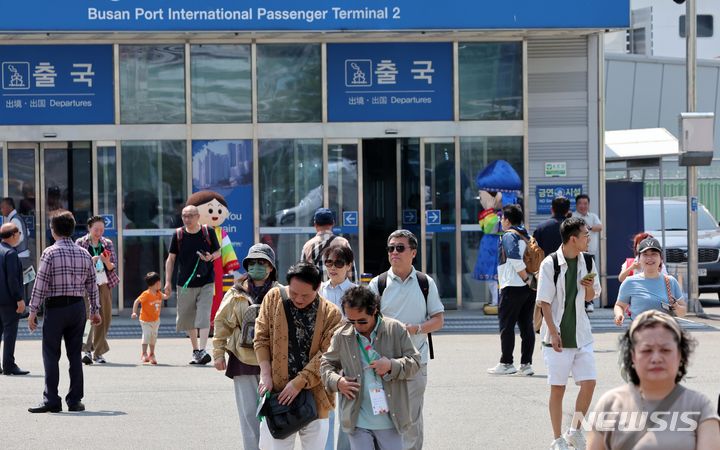 [부산=뉴시스] 부산 찾은 중국발 크루즈선 관광객들. (사진=뉴시스 DB). photo@newsis.com