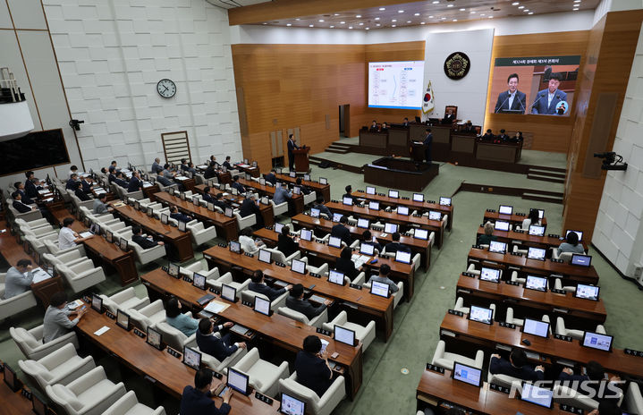 [서울=뉴시스] 김진아 기자 = 오세훈 서울시장이 12일 서울 중구 서울시의회에서 열린 제324회 정례회 제3차 본회의에서 시정질문에 답하고 있다. 2024.06.12. bluesoda@newsis.com