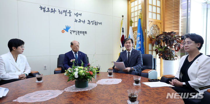 [서울=뉴시스] 홍효식 기자 = 조국 조국혁신당 대표가 12일 서울 중구 국가인권위원회를 방문해 송두환 국가인권위원장과 면담하고 있다. 왼쪽부터 국가인권위원회 박진 사무총장, 송두환 위원장, 조국혁신당 조국 대표, 김선민 의원. 2024.06.12. yesphoto@newsis.com