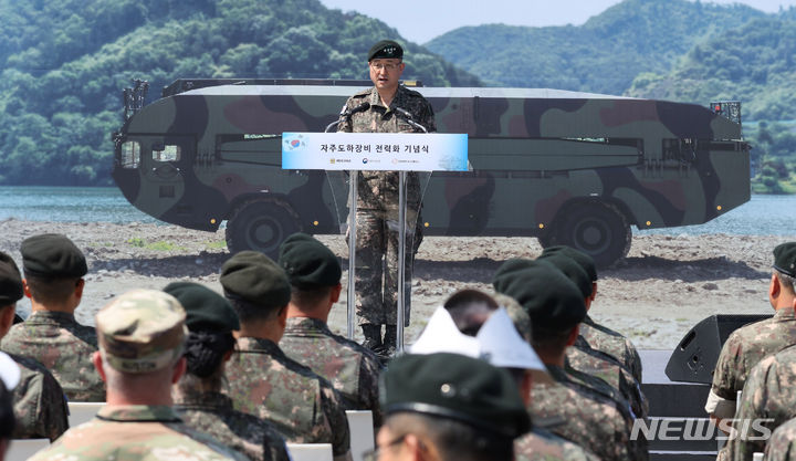 [남양주=뉴시스] 추상철 기자 = 박안수 육군참모총장이 12일 오전 경기 남양주시 화도읍 도하훈련장에서 열린 육군 자주도하장비 전력화 기념식에서 기념사를 하고 있다. 2024.06.12. scchoo@newsis.com