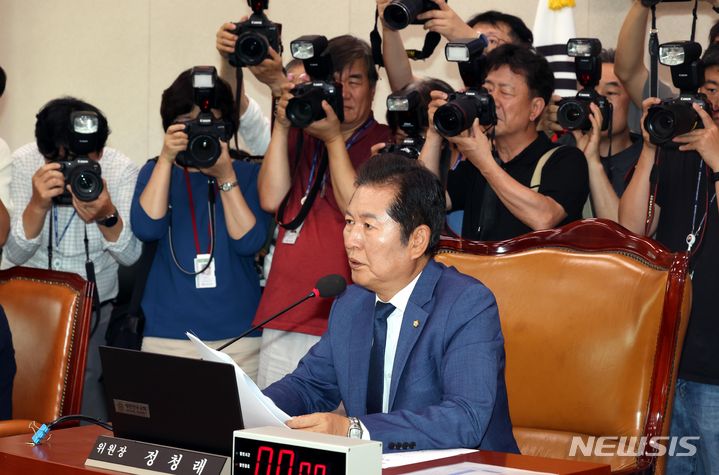 [서울=뉴시스] 조성봉 기자= 정청래 국회 법사위원장이 지난 12일 오후 서울 여의도 국회에서 열린 법제사법위원회 첫 전체회의에서 회의를 주재하고 있다. 이날 국민의힘은 제22대 국회 원구성 관련 결정에 항의하며 회의에 불참했다. 2024.06.12. suncho21@newsis.com