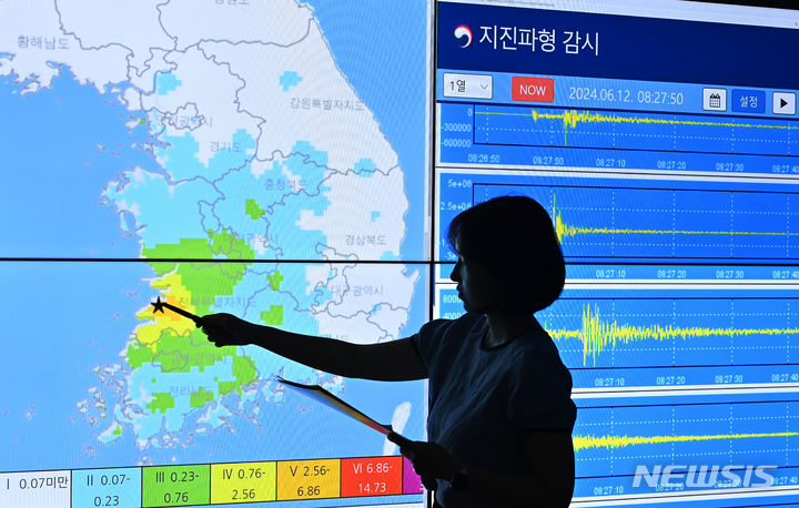 [수원=뉴시스] 김종택 기자 = 전북 부안군 남남서쪽 4km 부근 지역에서 규모 4.8 지진이 발생한 12일 경기도 수원시 권선구 수도권기상청에서 지진담당관이 상황을 분석하고 있다. 이날 발생한 지진은 역대 한반도 지역 지진 중 7번째 해역지진을 포함한 전체 지진 중 16번째로 강력한 것으로 나타났다. 2024.06.12. jtk@newsis.com