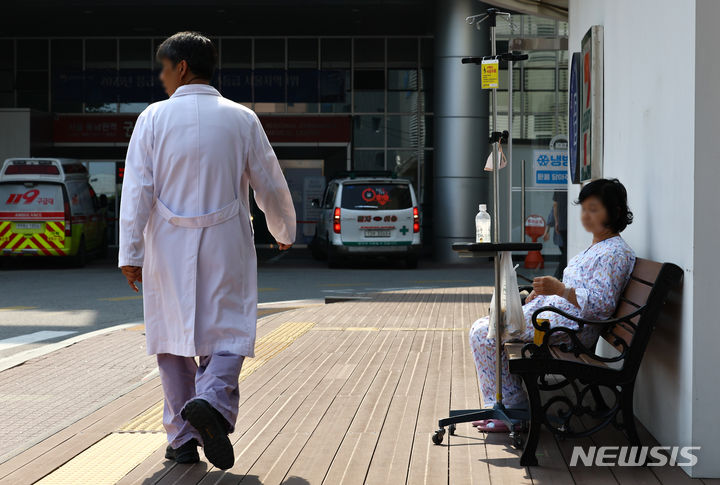 [서울=뉴시스] 황준선 기자 = 12일 오후 서울 시내 한 대학병원에서 의료진이 이동하고 있다.전국 40개 의대 전체 교수협의회가 참여하는 전국의과대학교수협의회(전의교협)는 이날 오후 7시 온라인으로 정기총회를 열고 오는 18일 집단 휴진 참여 여부를 의논할 예정이다. 2024.06.12. hwang@newsis.com