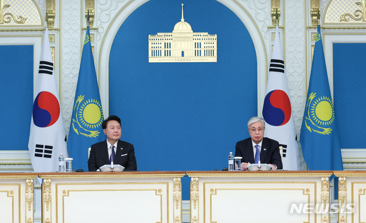 [아스타나(카자흐스탄)=뉴시스] 조수정 기자 = 윤석열 대통령이 12일(현지시간) 카자흐스탄 아스타나 대통령궁에서 열린 한-카자흐스탄 정상 공동언론발표에서 카슴-조마르트 토카예프 카자흐스탄 대통령의 발언을 경청하고 있다. 2024.06.12. chocrystal@newsis.com