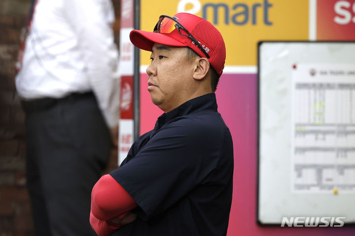 [서울=뉴시스] 정병혁 기자 = 12일 인천 미추홀구 SSG랜더스필드에서 열린 2024 KBO리그 KIA 타이거즈와 SSG 랜더스의 경기, KIA 이범호 감독이 경기를 바라보고 있다. 2024.06.12. jhope@newsis.com