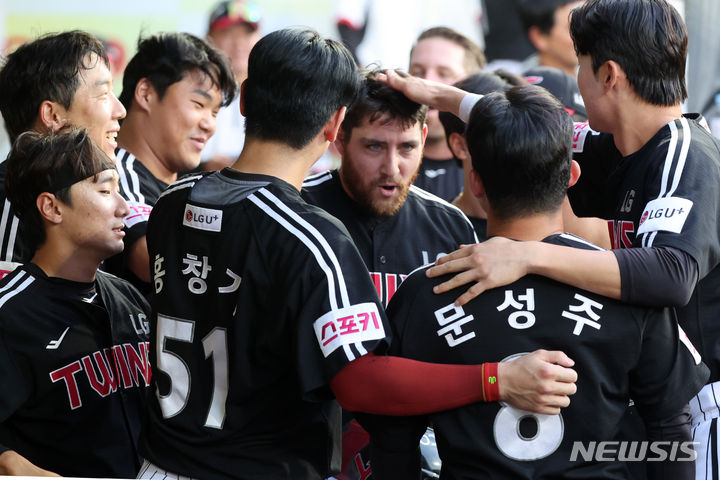 [대구=뉴시스] 이무열 기자 = 12일 대구 수성구 삼성라이온즈파크에서 열린 2024 신한 SOL 뱅크 KBO리그 LG 트윈스와 삼성 라이온즈의 경기, 3회초 2사 주자 없는 상황에서 LG 오스틴이 솔로 홈런을 때린 뒤 더그아웃에 들어서며 동료들과 기뻐하고 있다. 2024.06.12. lmy@newsis.com