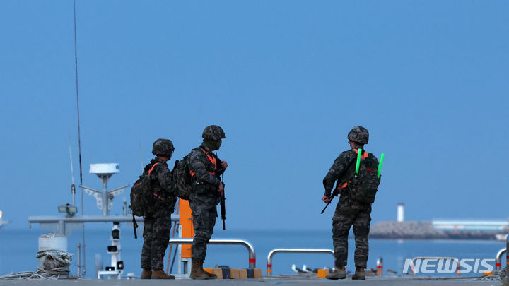 [연평도=뉴시스] 이영환 기자 = 해병대원들이 12일 오후 인천 옹진군 대연평도에서 해안 경계 작전을 하고 있다. 2024.06.12. 20hwan@newsis.com