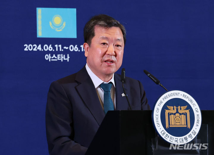 [아스타나(카자흐스탄)=뉴시스] 조수정 기자 = 박춘섭 경제수석이 12일 12일 오후(현지시간) 카자흐스탄 아스타나 한국프레스센터에서 카자흐스탄 순방 관련 브리핑을 하고 있다. 2024.06.12. chocrystal@newsis.com