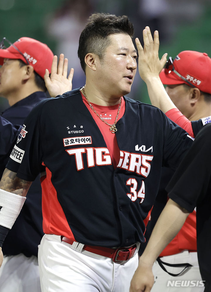 [인천=뉴시스] 정병혁 기자 = 프로야구 KIA 타이거즈의 최고참 최형우(41)가 녹슬지 않은 기량을 선보이며 건재함을 과시했다. 사진은 지난 12일 인천 SSG 랜더스전에서 13-7으로 승리한 후 코치진과 하이파이브를 하고 있는 최형우. 2024.06.12. jhope@newsis.com